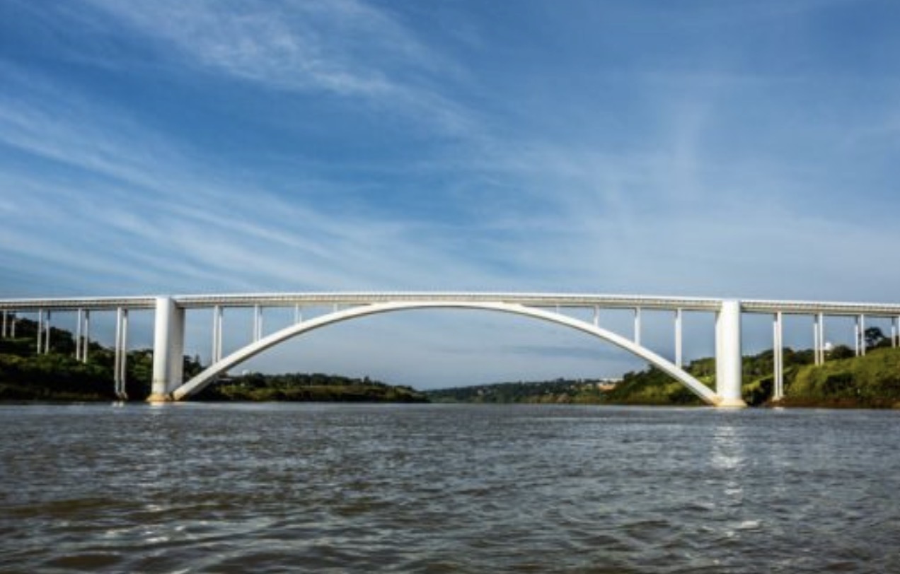 Ponte da Amizade sobre o rio Paraná